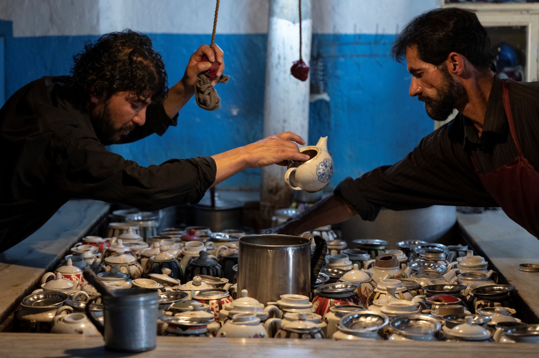 En Afghanistan, les théières exhalent les saveurs du mouton