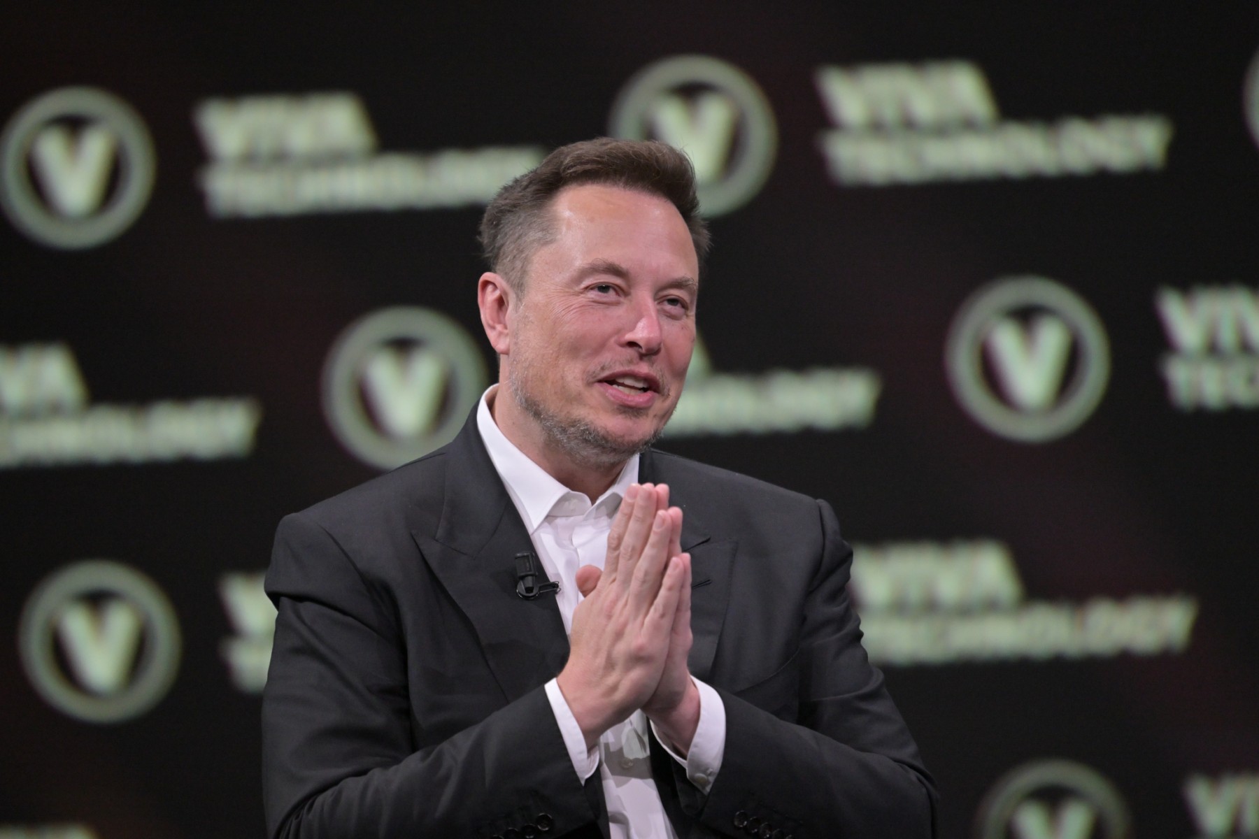 Le PDG de SpaceX, Twitter et du constructeur de voitures électriques Tesla, Elon Musk, réagit lors de sa visite du salon Vivatech des startups technologiques et de l'innovation au parc des expositions de la Porte de Versailles à Paris, le 16 juin 2023. (Photo Alain JOCARD / AFP)