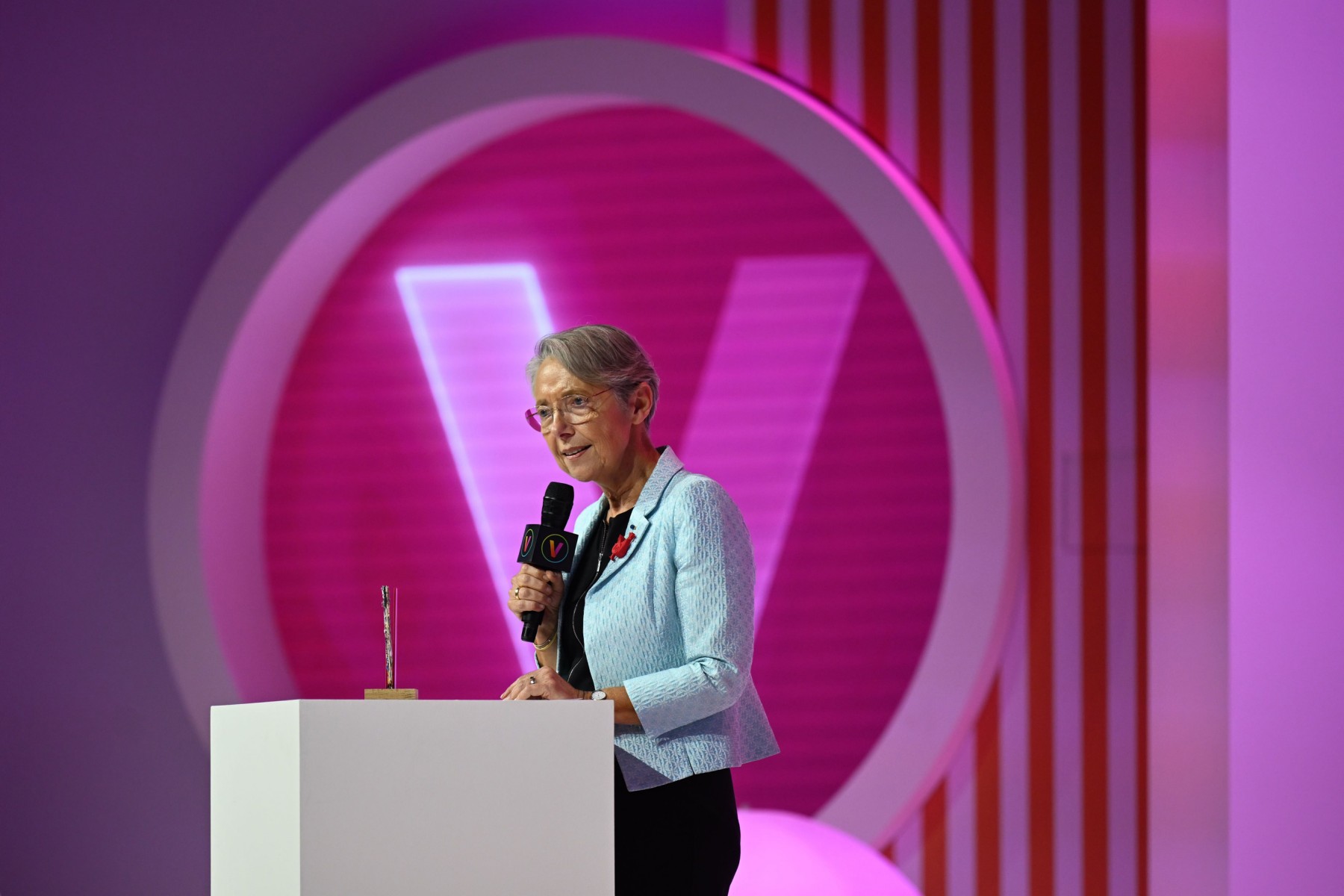 «Vos jours sont comptés ?»: Borne en tournée dans sa circonscription du Calvados