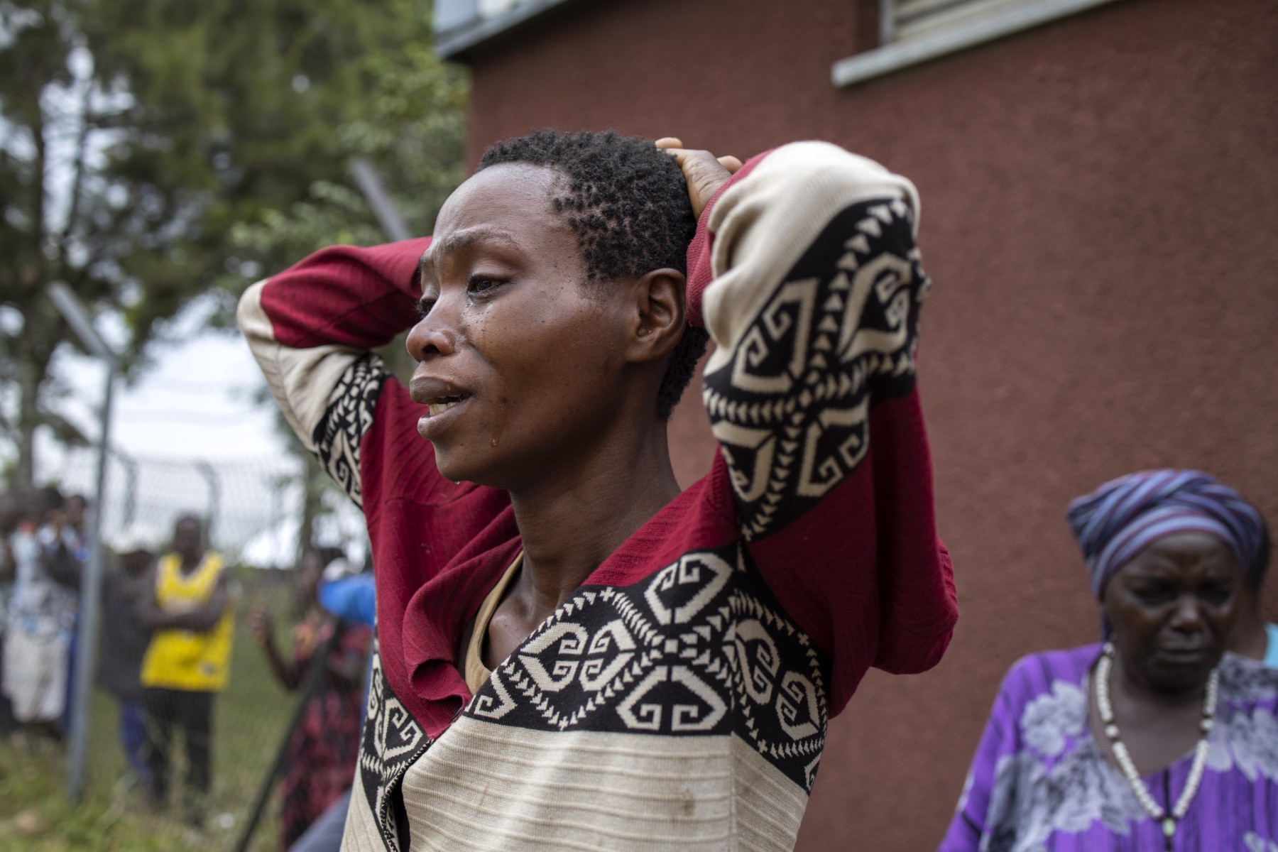 En Ouganda, l'insupportable attente des familles après le massacre dans un lycée