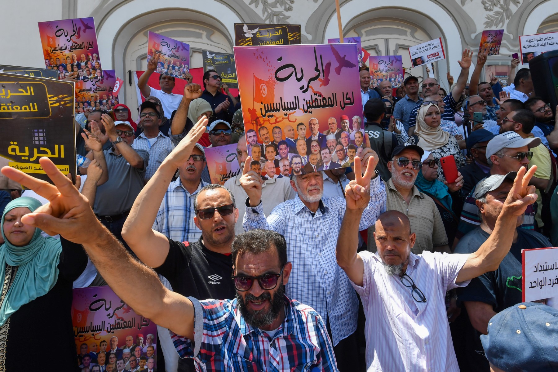 Tunisie: environ 300 manifestants demandent «la libération des détenus politiques»