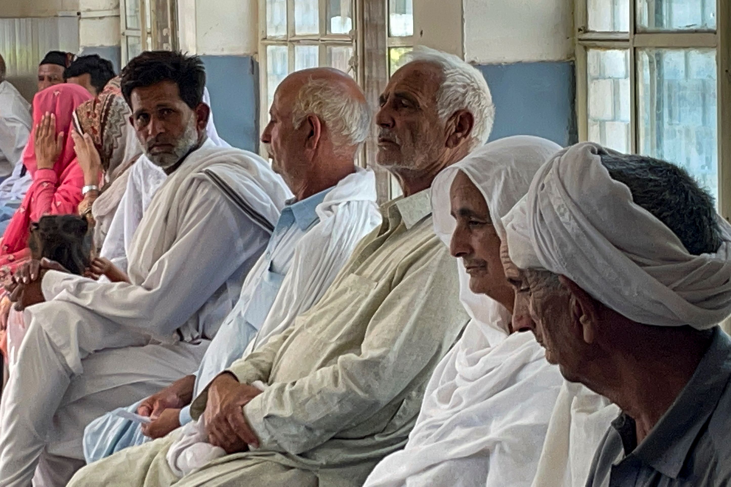 Une ville pakistanaise pleure 24 des siens portés disparus dans le naufrage en Grèce