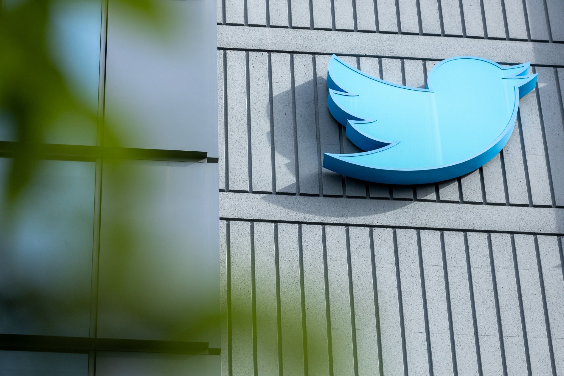 Le logo de Twitter est visible sur un panneau à l'extérieur du siège de Twitter à San Francisco, en Californie, le 28 octobre 2022. (Photo, AFP)