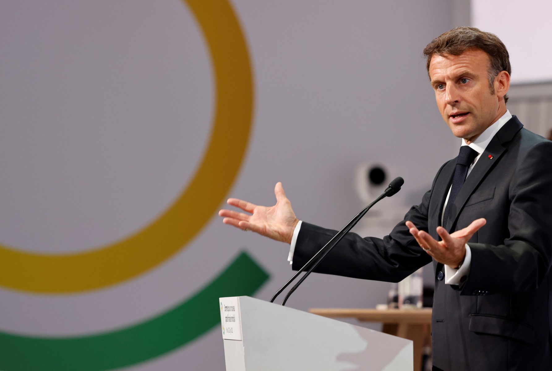 Pauvreté, climat: « nous devons assumer un choc de financement public », dit Macron