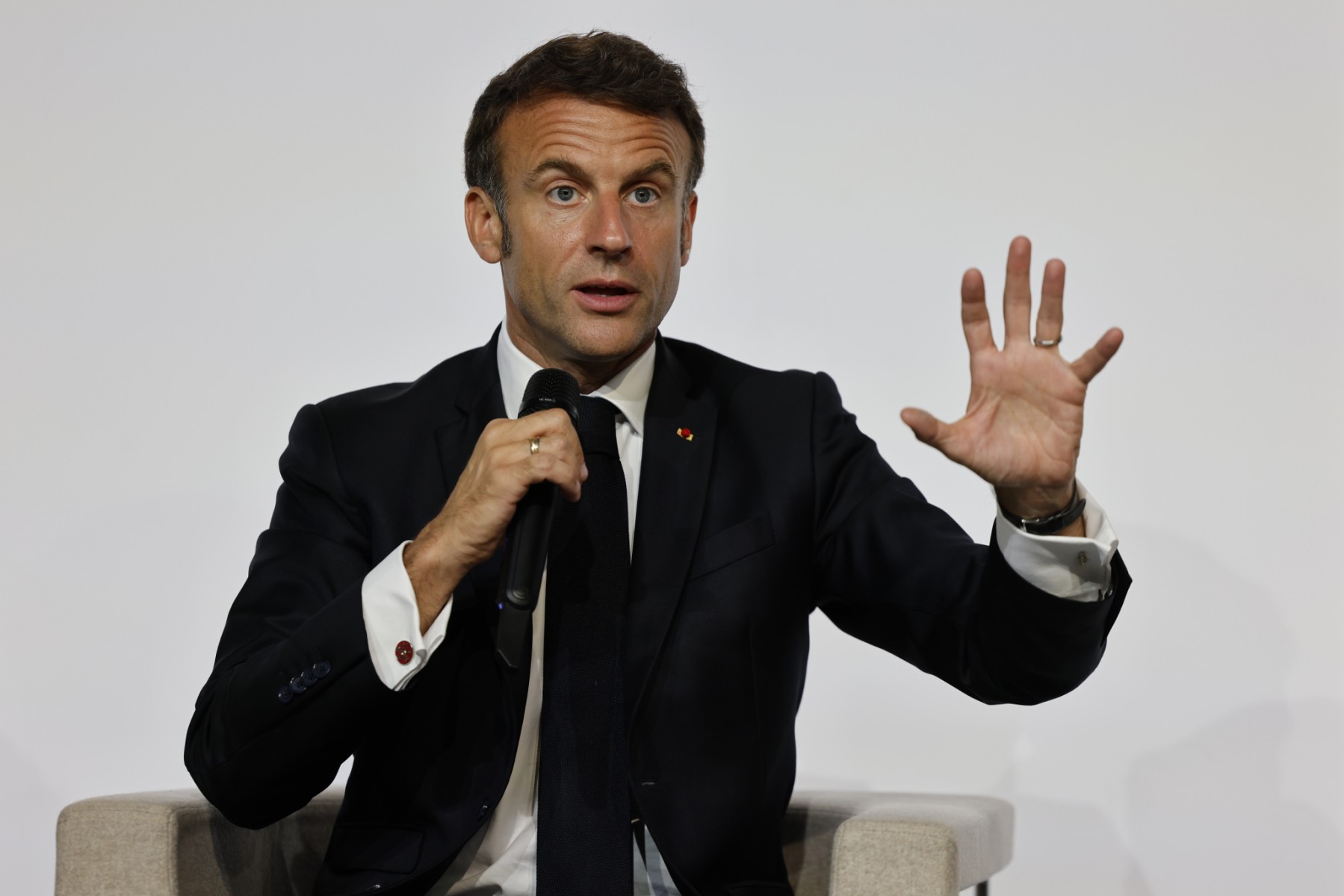 Le président français Emmanuel Macron participe à une table ronde sur l'économie mondiale lors du sommet du nouveau pacte financier mondial au Palais Brongniart à Paris, le 22 juin 2023. (Photo Ludovic MARIN / POOL / AFP)