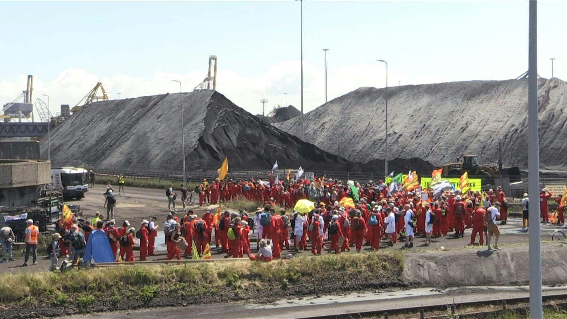 Une usine Tata Steel aux Pays-Bas investie par des manifestants écologistes