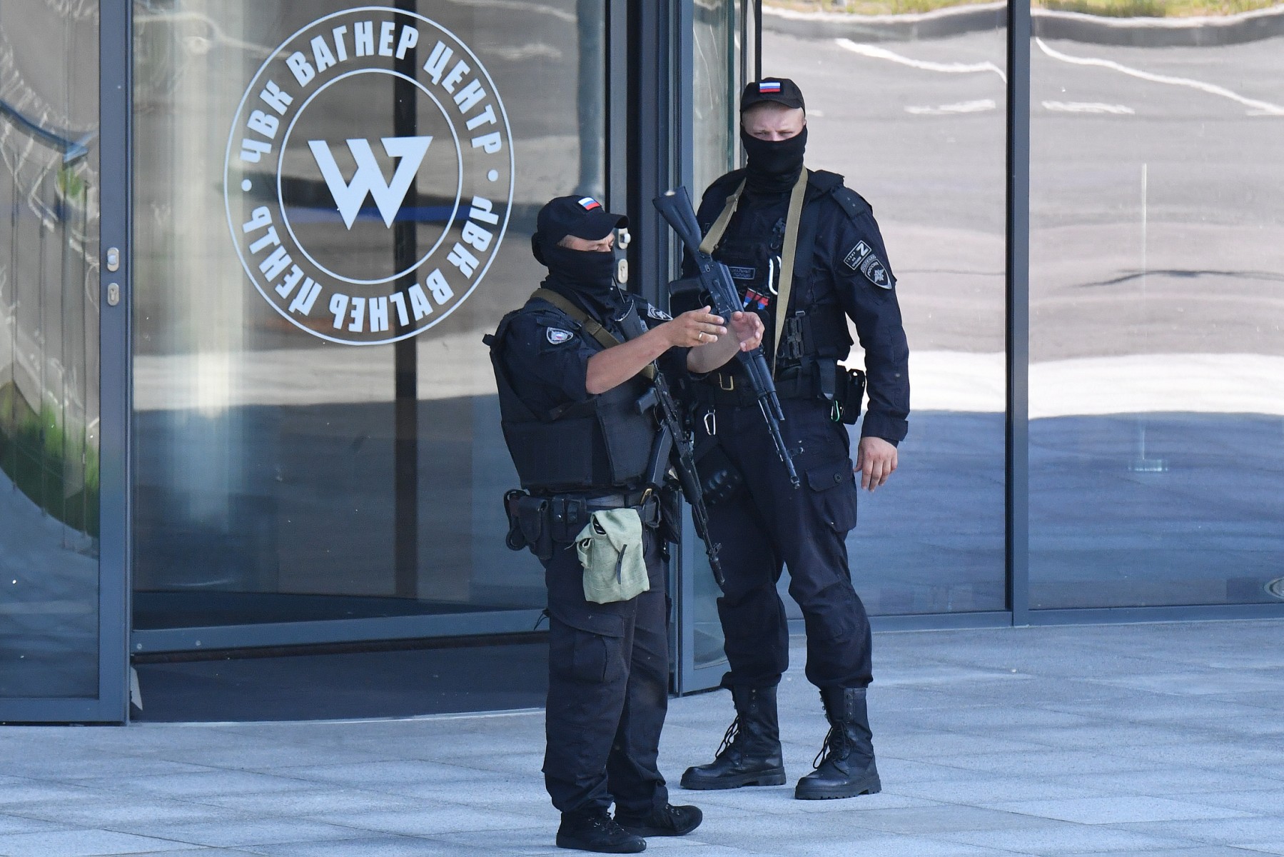 Des policiers russes patrouillent à l'extérieur du Centre PMC Wagner à Saint-Pétersbourg, le 24 juin 2023. (Photo d'Olga MALTSEVA / AFP)