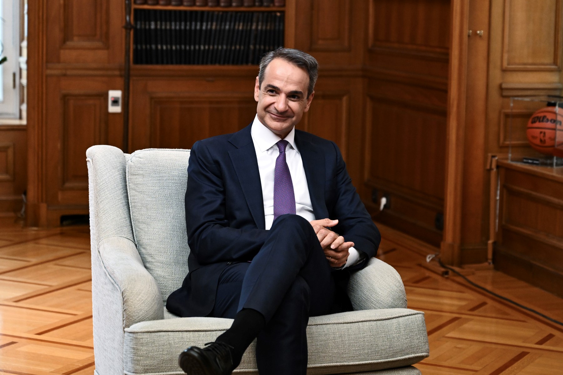 Le Premier ministre nouvellement réélu, Kyriakos Mitsotakis, lors de la passation des pouvoirs dans le bureau du Premier ministre à Athènes, le 26 juin 2023. M. Mitsotakis a entamé le 26 juin 2023 son second mandat de Premier ministre grec. (Photo Aris MESSINIS / AFP)