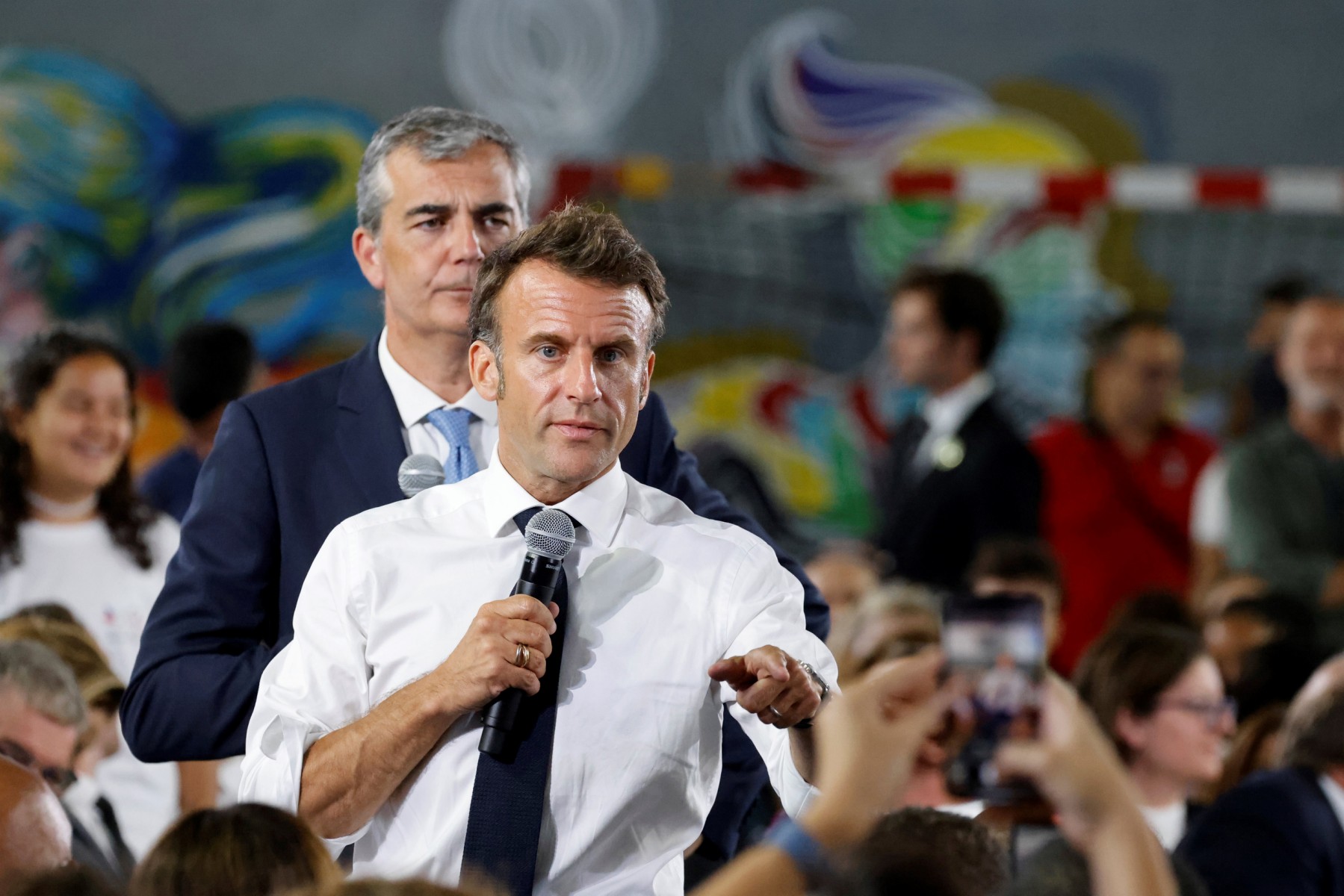 Macron annonce la maternelle dès deux ans et le collège de 08H à 18H dans les quartiers sensibles