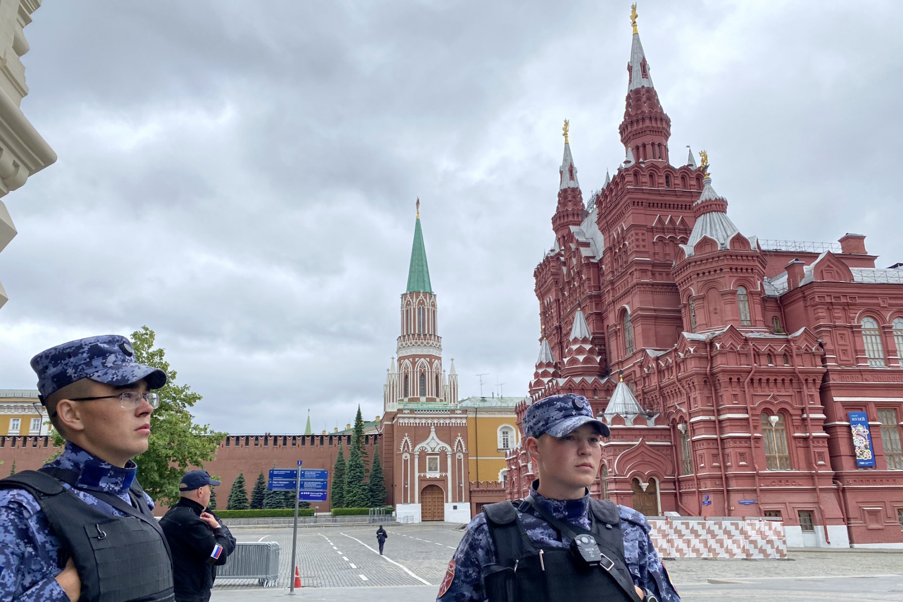 Des agents de la Garde nationale russe (Rosgvardiya) patrouillent autour du Kremlin à Moscou, le 24 juin 2023. (Photo de l'AFP)
