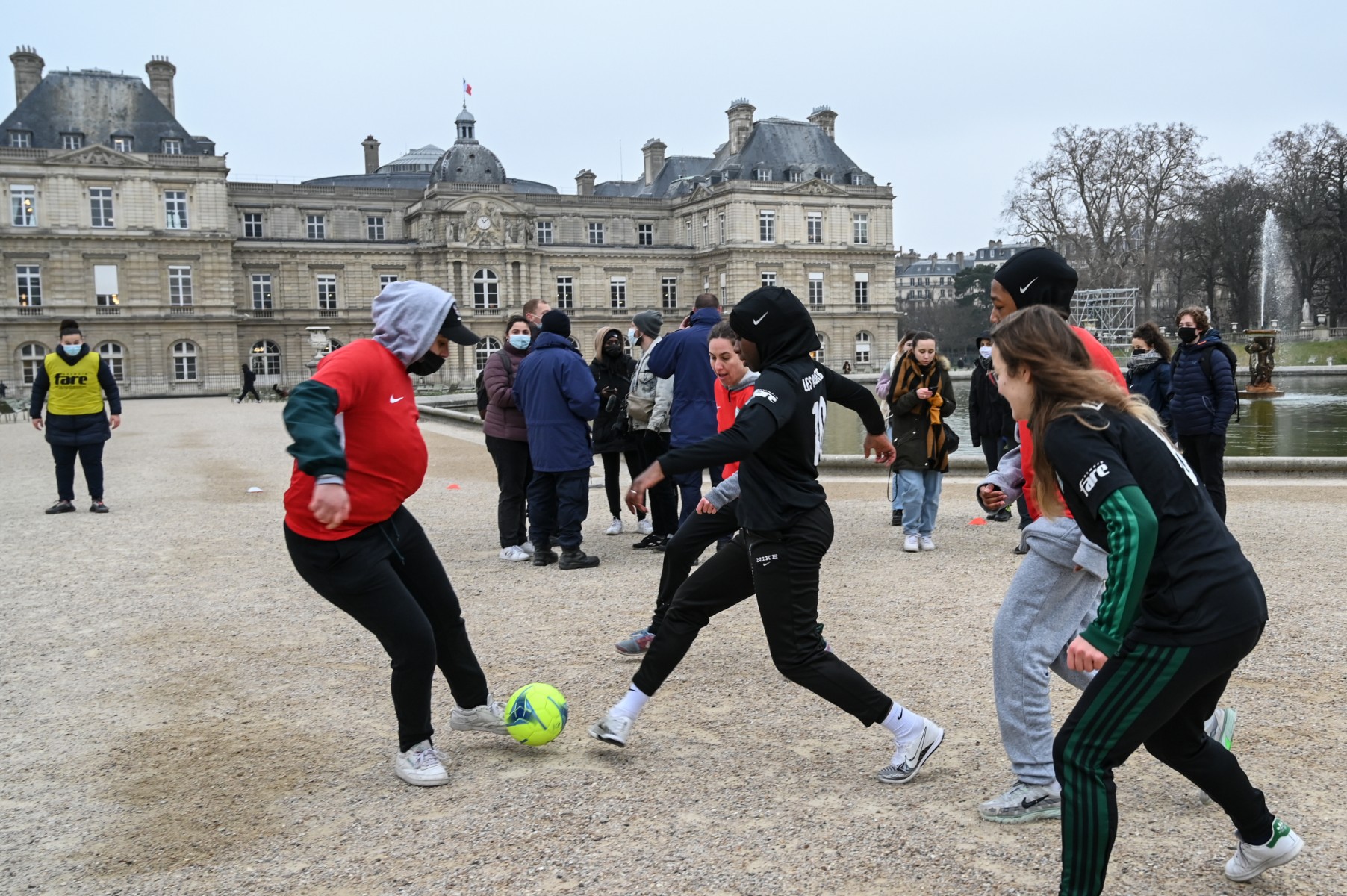 Des femmes se faisant appeler les «Hidjabers» jouent au football dans le jardin du Luxembourg, face au Sénat français à Paris, le 26 janvier 2022, en signe de protestation.. (Photo BERTRAND GUAY / AFP)