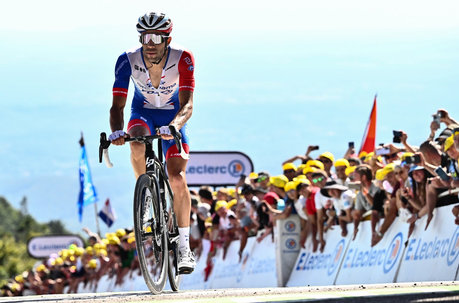 Le coureur français de l'équipe Groupama-FDJ, Thibaut Pinot, roule vers la ligne d'arrivée lors de la 7e étape de la 109e édition du Tour de France cycliste, le 8 juillet 2022. (Photo Marco BERTORELLO / AFP)