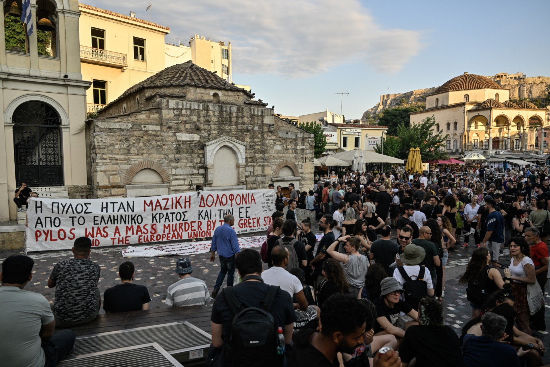 Naufrage en Grèce: des rescapés accusent les gardes-côtes d'avoir manqué de volonté pour les sauver