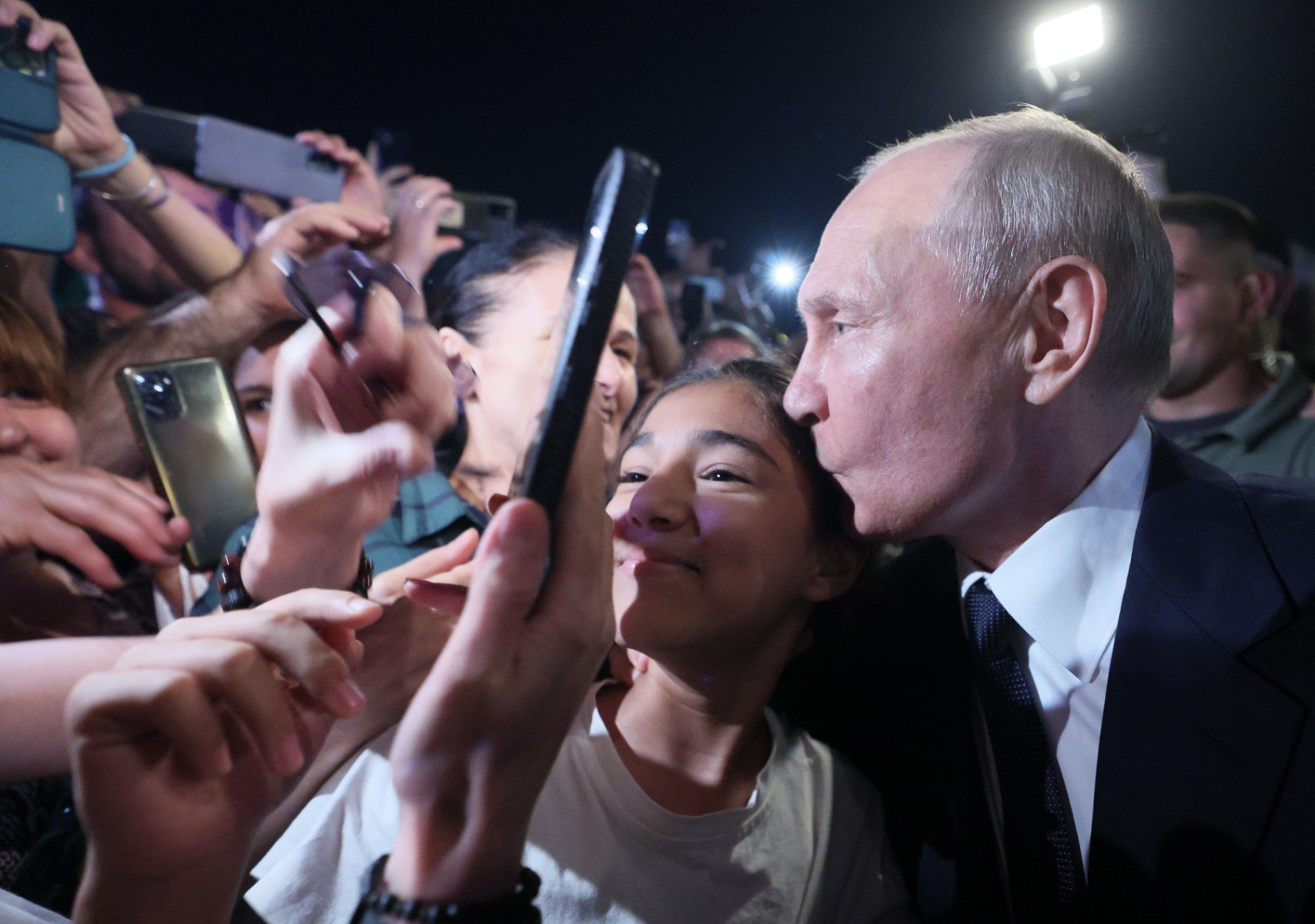 Le président russe Vladimir Poutine rencontre des habitants de Derbent lors de son voyage de travail dans la République russe du Daghestan, le 28 juin 2023. (Photo Gavriil GRIGOROV / SPUTNIK / AFP)