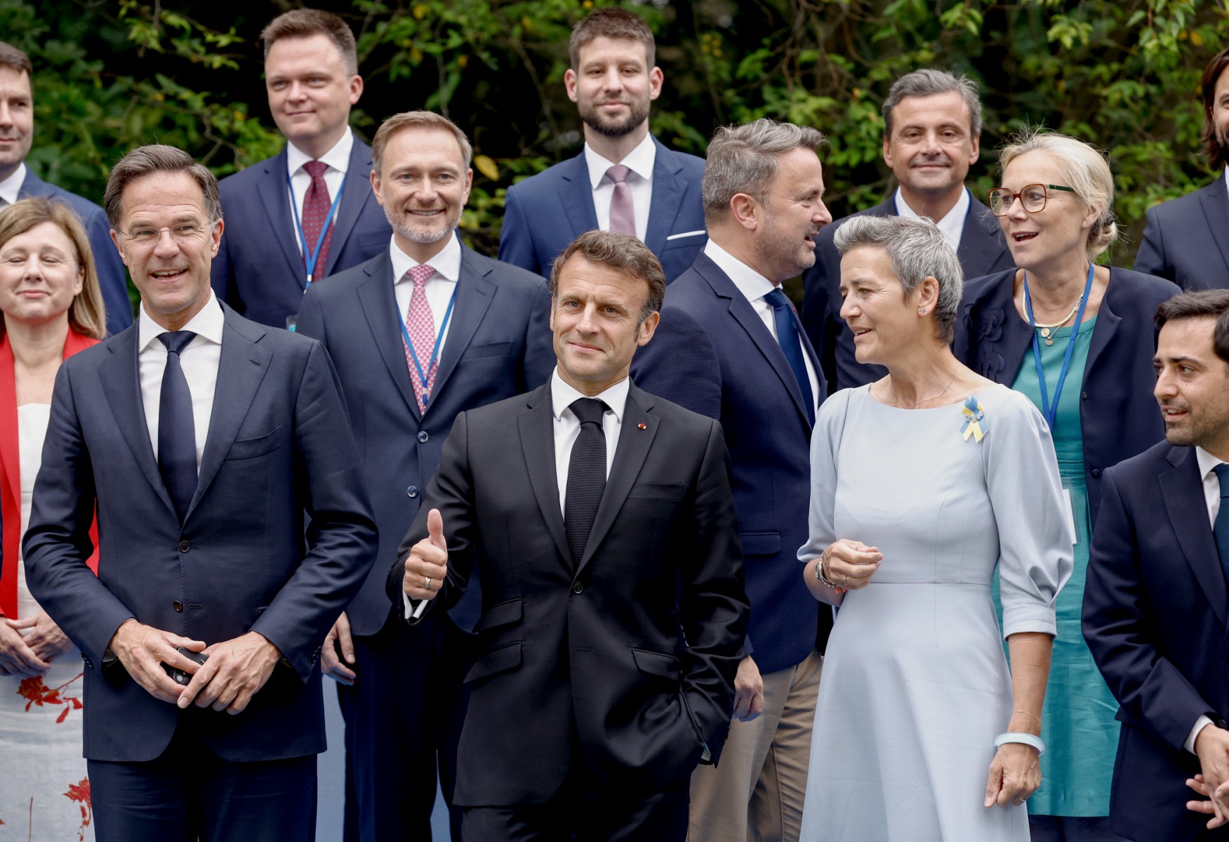 Le président français Emmanuel Macron (au centre) lève le pouce alors qu'il pose avec des dirigeants et des responsables pour une photo de groupe de la réunion des dirigeants de Renew Europe, à Bruxelles, le 29 juin 2023. (Photo par KENZO TRIBOUILLARD / AFP)