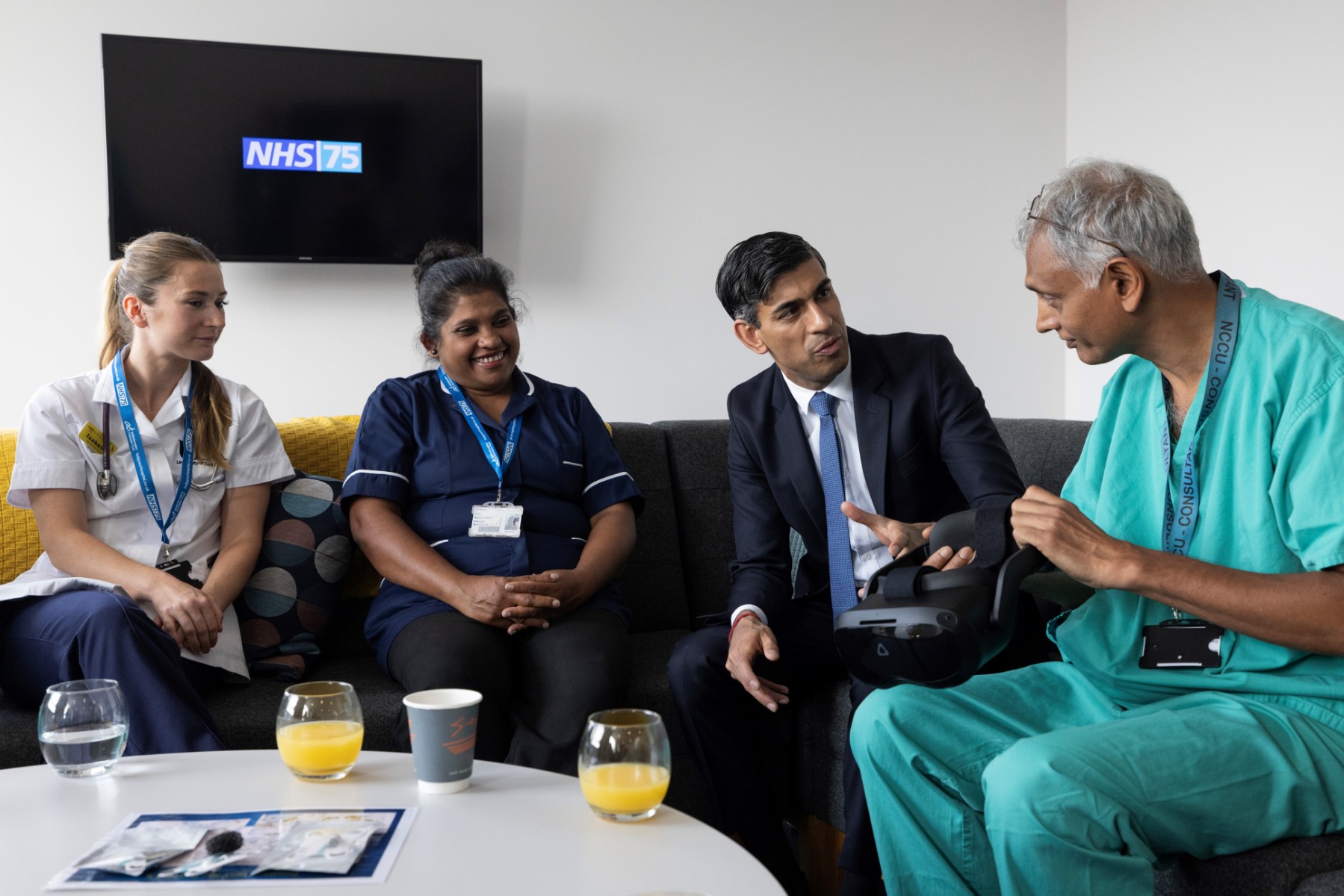 Le Premier ministre britannique Rishi Sunak (2e à droite) s'entretient avec le personnel lors d'une visite à l'hôpital Addenbrooke, géré par le NHS, à Cambridge, le 30 juin 2023. (Photo par Dan Kitwood / POOL / AFP)
