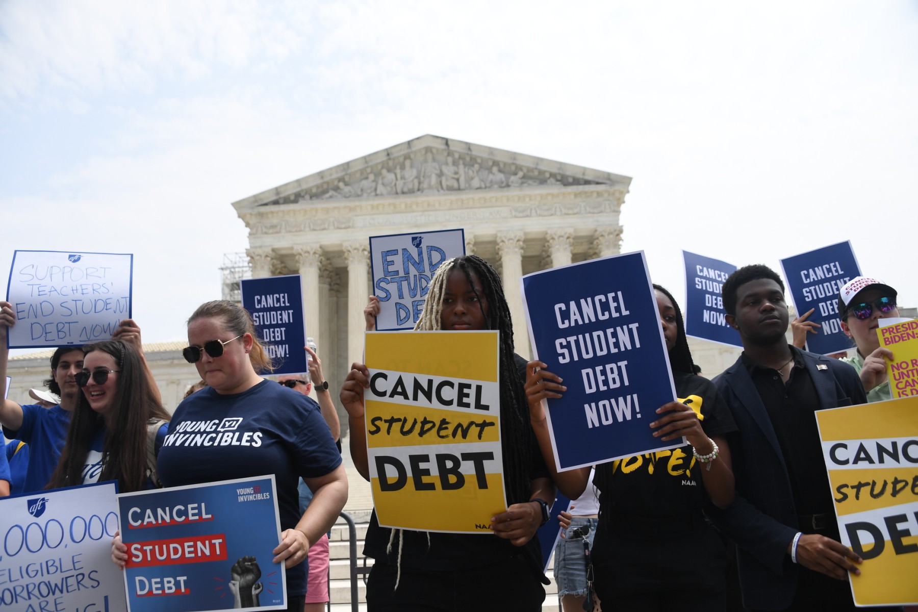 Des partisans de l'annulation de la dette étudiante manifestent devant la Cour suprême des États-Unis, le 30 juin 2023, à Washington, DC. (Photo OLIVIER DOULIERY / AFP)