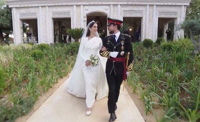 La princesse Rajwa éblouissante en Élie Saab et la reine Rania en robe Dior au mariage royal de Jordanie