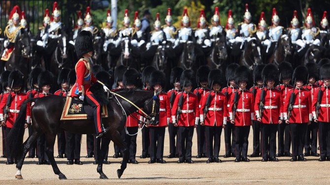 Le roi Charles à cheval pour son premier défilé d'anniversaire