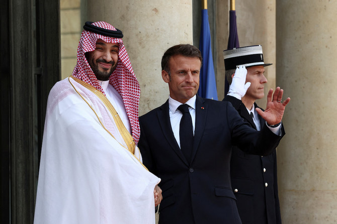 Vendredi, Son Altesse royale le prince héritier Mohammed a tenu une réunion élargie avec le président Emmanuel Macron (Reuters)