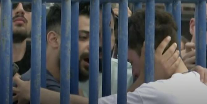 Un adolescent syrien retrouve son frère après avoir survécu au naufrage d’un bateau