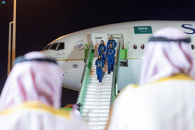 Les astronautes saoudiens Rayyanah Barnawi et Ali Alqarni retournent au Royaume après une mission spatiale réussie