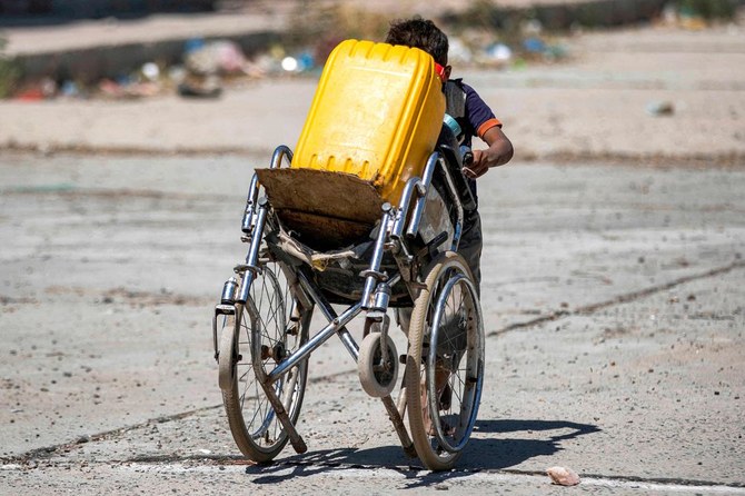 Au Yémen, des enfants vont chercher de l'eau au lieu d'aller à l'école
