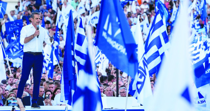 Grèce: Mitsotakis, renforcé par la victoire de la droite, entame un deuxième mandat