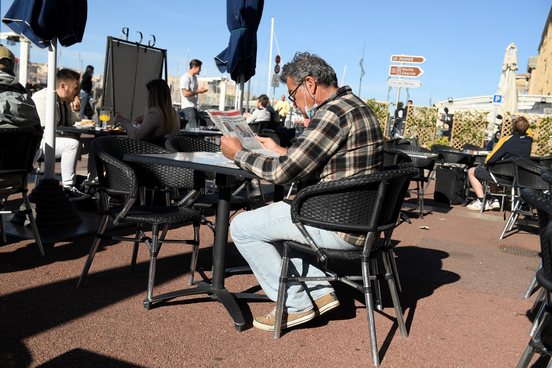 Quatre hommes blessés par balles à la terrasse d'un bar à Marseille