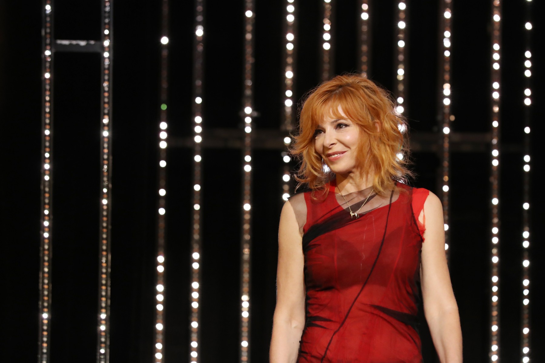 La chanteuse franco-canadienne et membre du jury de la sélection officielle Mylène Farmer sourit à son arrivée sur scène lors de la cérémonie d'ouverture de la 74e édition du Festival de Cannes, à Cannes, dans le sud de la France, le 6 juillet 2021. (Valery HACHE, AFP)