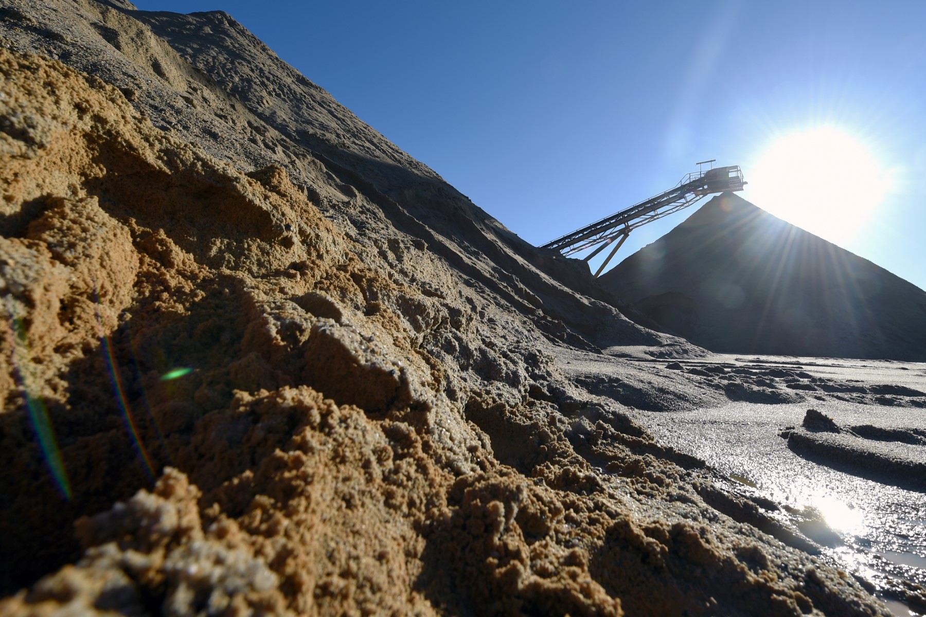 Loire-Atlantique: manifestation de militants écologistes contre l'exploitation du sable