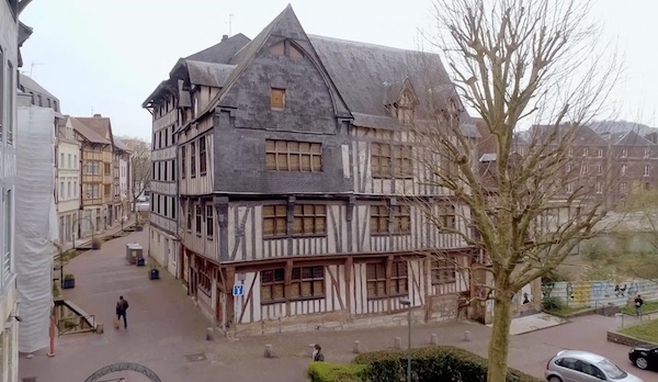 Bâtiment du Musée national de l’Éducation à Rouen, capture d’écran d’une vidéo de présentation du MUNAÉ (https://www.youtube.com/watch?v=GRBn9mBKuIg)