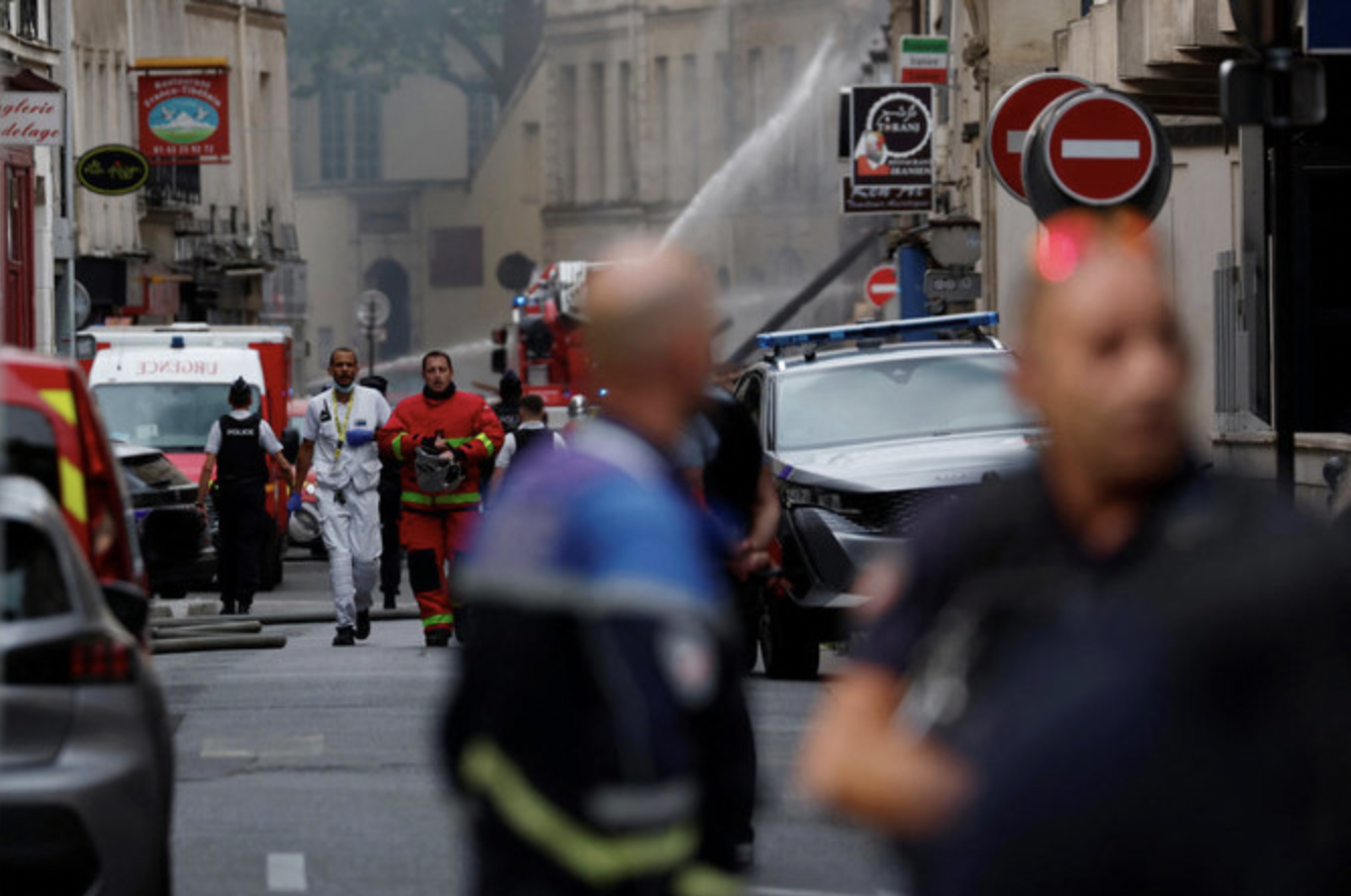 Effondrement d'un immeuble à Paris: Une personne toujours portée disparue, six blessés graves