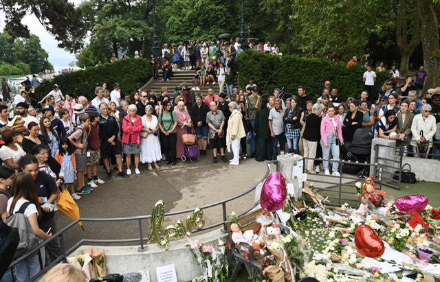 France : hommage à Annecy aux victimes de l'attaque contre quatre enfants et deux adultes