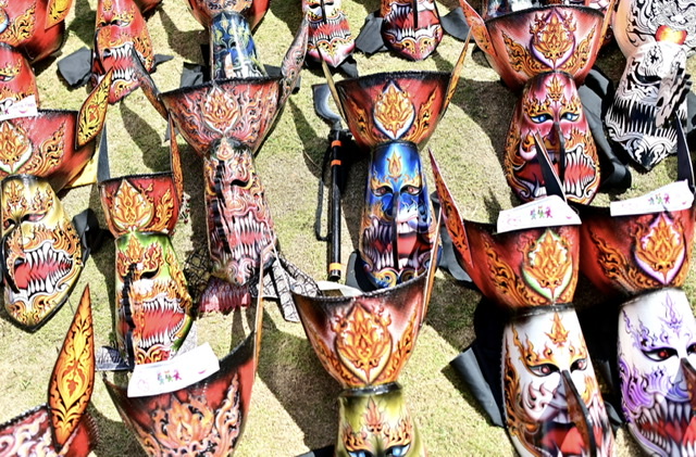 Thaïlande: Masques, clochettes et costumes pour célébrer la «fête des fantômes»