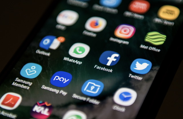 Info et réseaux sociaux: chez les jeunes, les journalistes en perte d'influence
