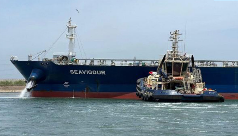 L'Égypte déploie trois remorqueurs pour transporter un pétrolier en panne dans le canal de Suez
