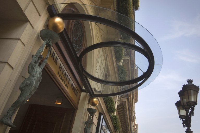 L'entrée de l'hôtel de luxe Park Hyatt Paris-Vendôme, l'un des huit hôtels de luxe français couronnés de la rare distinction du statut de "palace", une classification de l'industrie du luxe qui va au-delà d'un simple cinq étoiles. (Photo Joël SAGET / AFP)