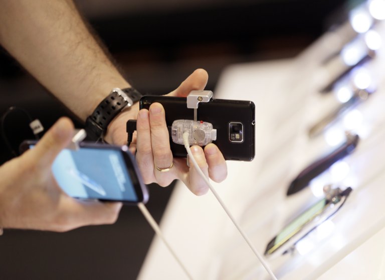 Projet de loi Justice: le gouvernement accusé de vouloir transformer les téléphones en «mouchards»