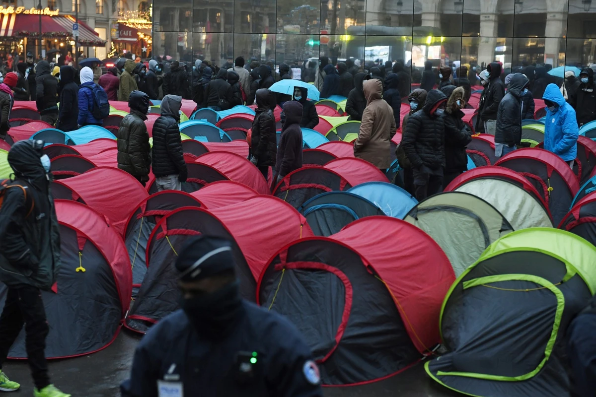 Migrants évacués du Palais-Royal à Paris: Associations et LFI demandent une «mise à l'abri d'urgence»