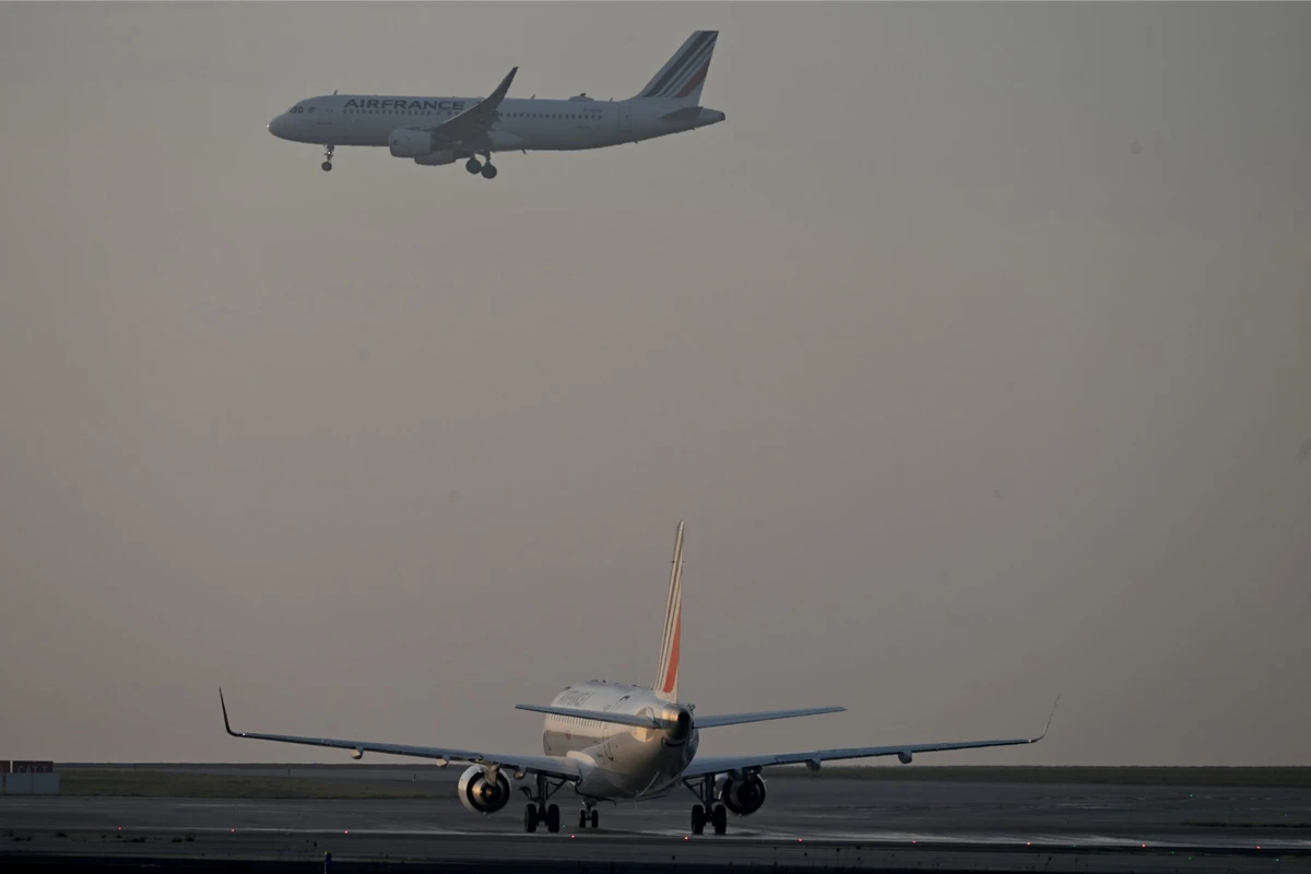 Grève contre la réforme des retraites en France: 1/3 des vols annulés mardi à Paris-Orly