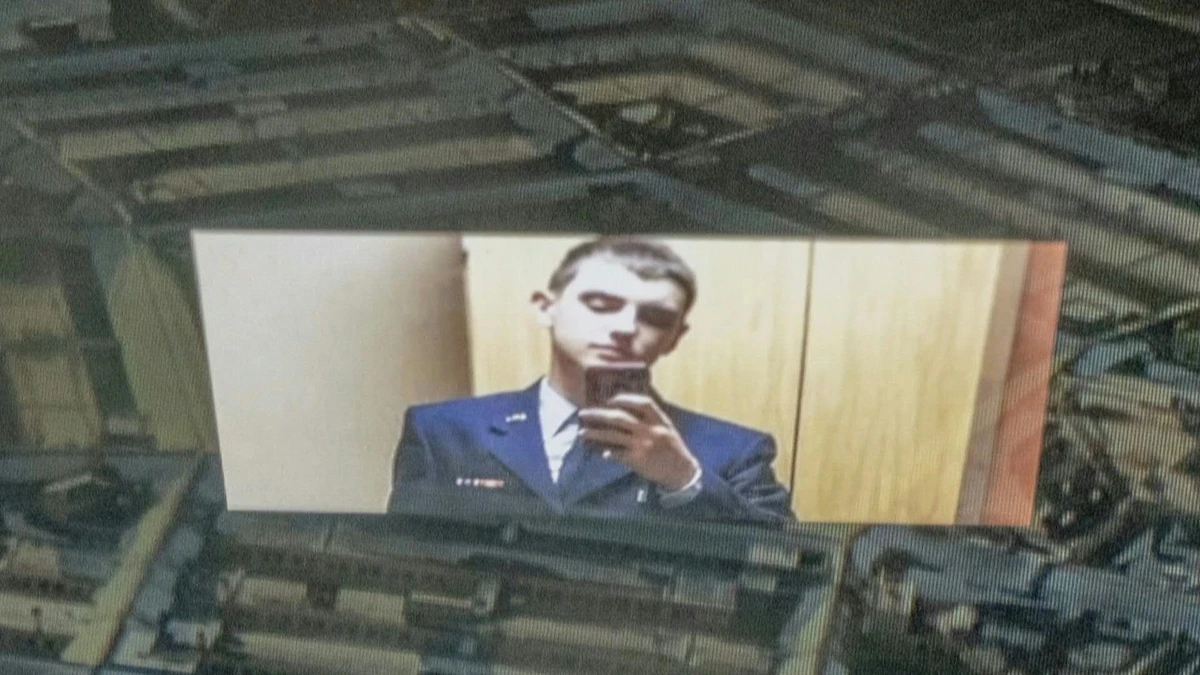 Charges aggravées pour le suspect des fuites de documents du Pentagone
