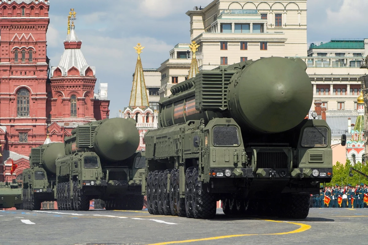 Du matériel militaire russe roule sur la Place Rouge lors du défilé militaire du Jour de la Victoire, dans le centre de Moscou, le 9 mai 2023. (Photo par Pelagia Tikhonova / Moskva News Agency / AFP)