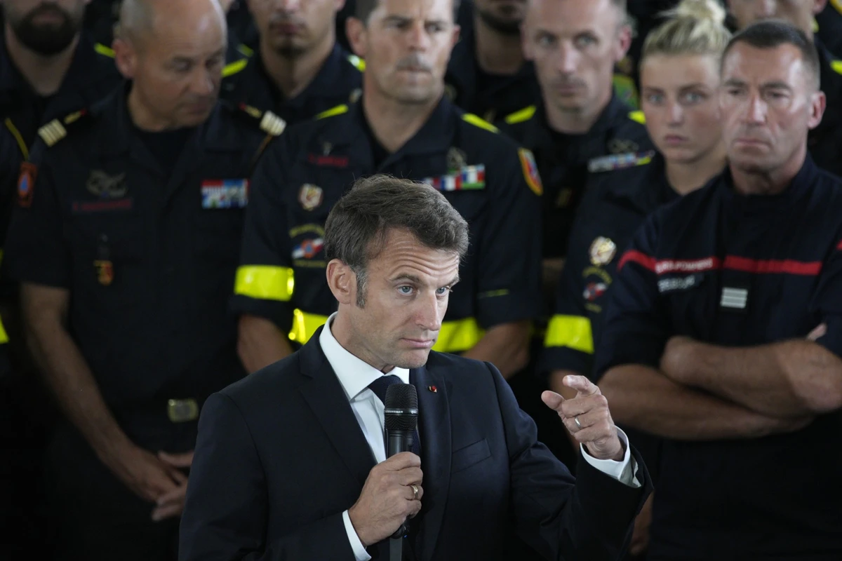 Macron supervise le déploiement des nouveaux moyens pour faire face aux feux de forêt