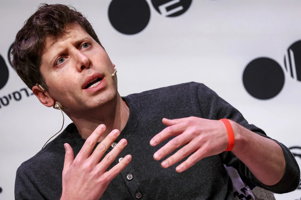 Le patron d'OpenAI met en garde contre une «règlementation stricte» de l'IA