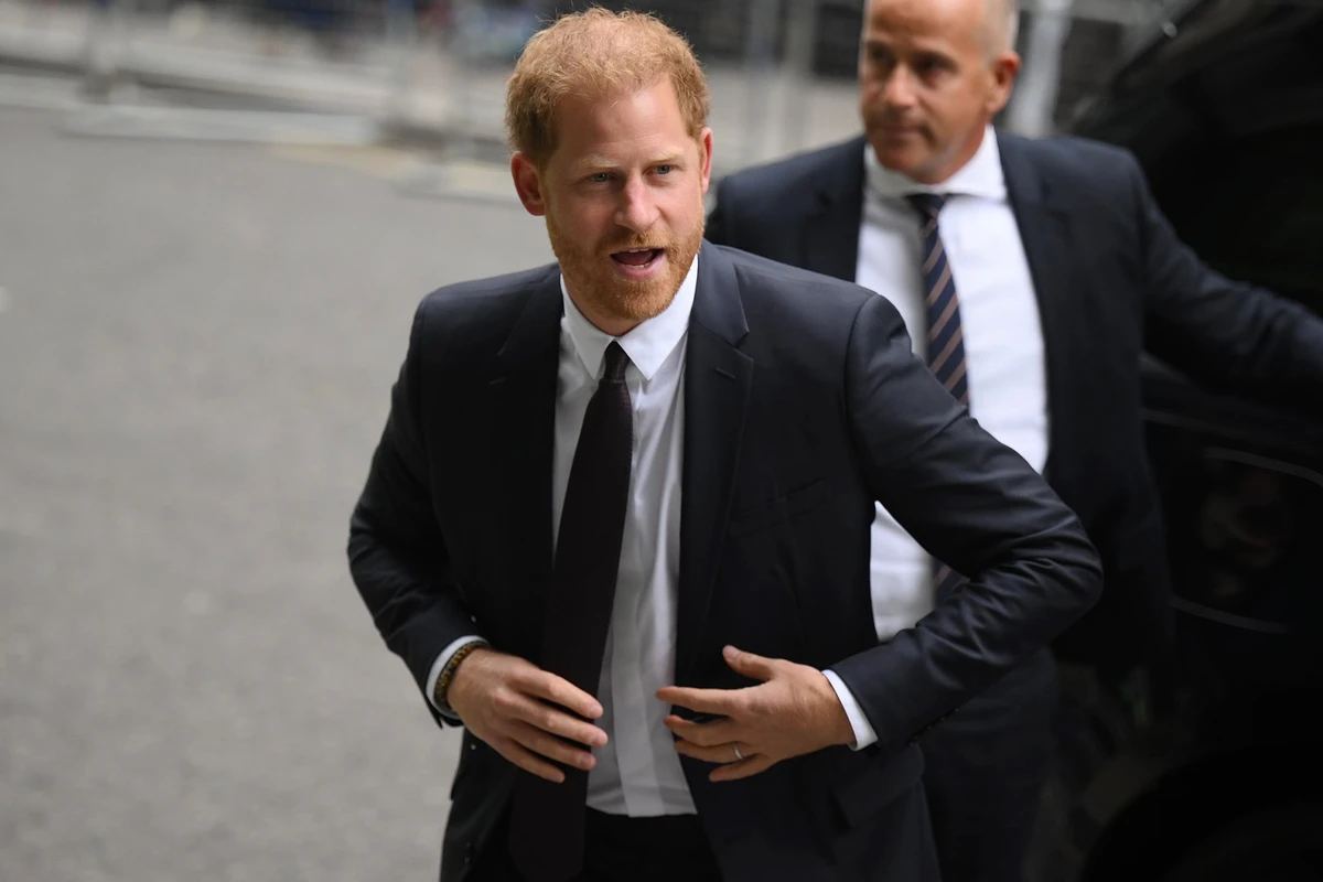 Harry critique la relation entre la presse et le gouvernement britannique, tous deux «au plus bas»