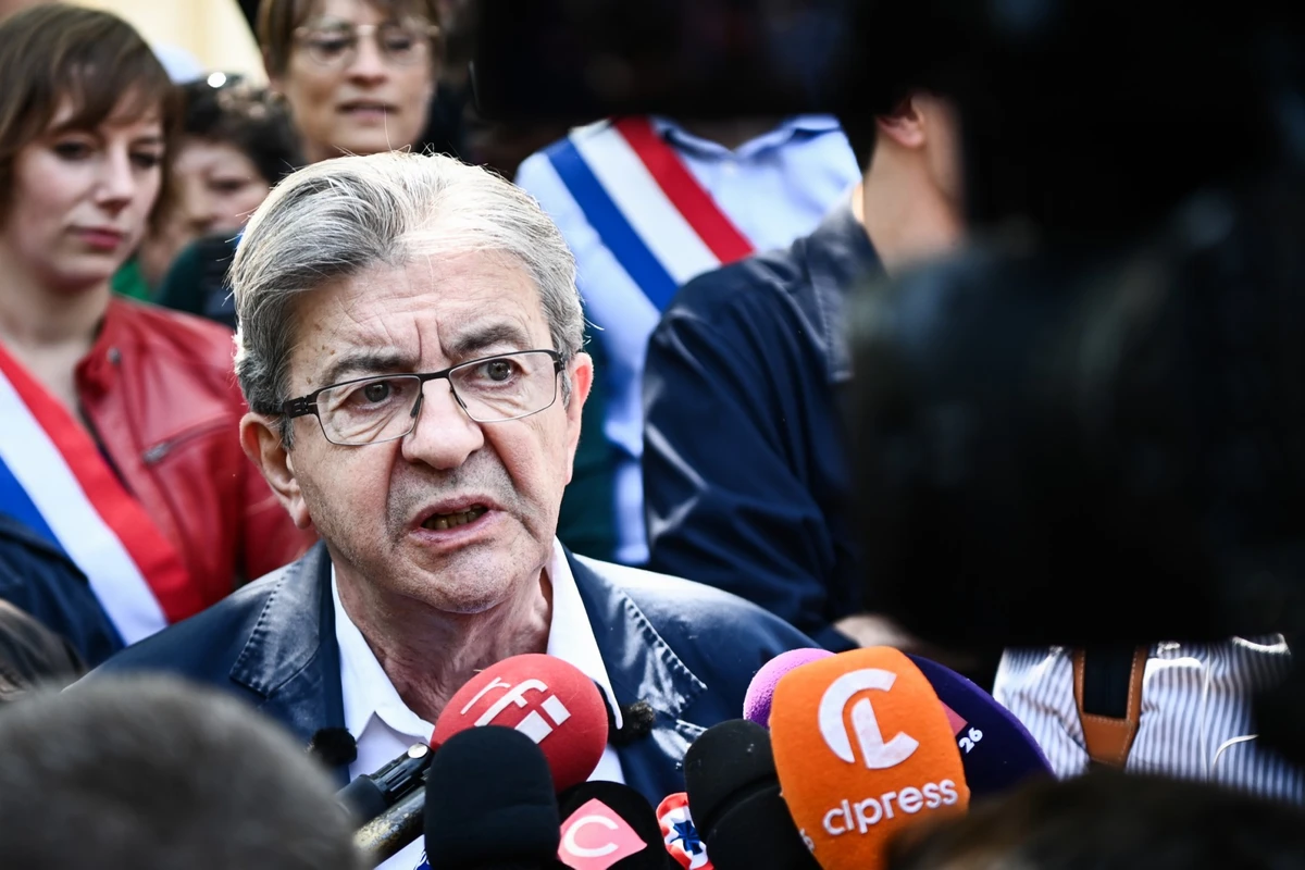 Retraites: «la lutte continuera», promet Mélenchon, sans savoir «sous quelle forme»