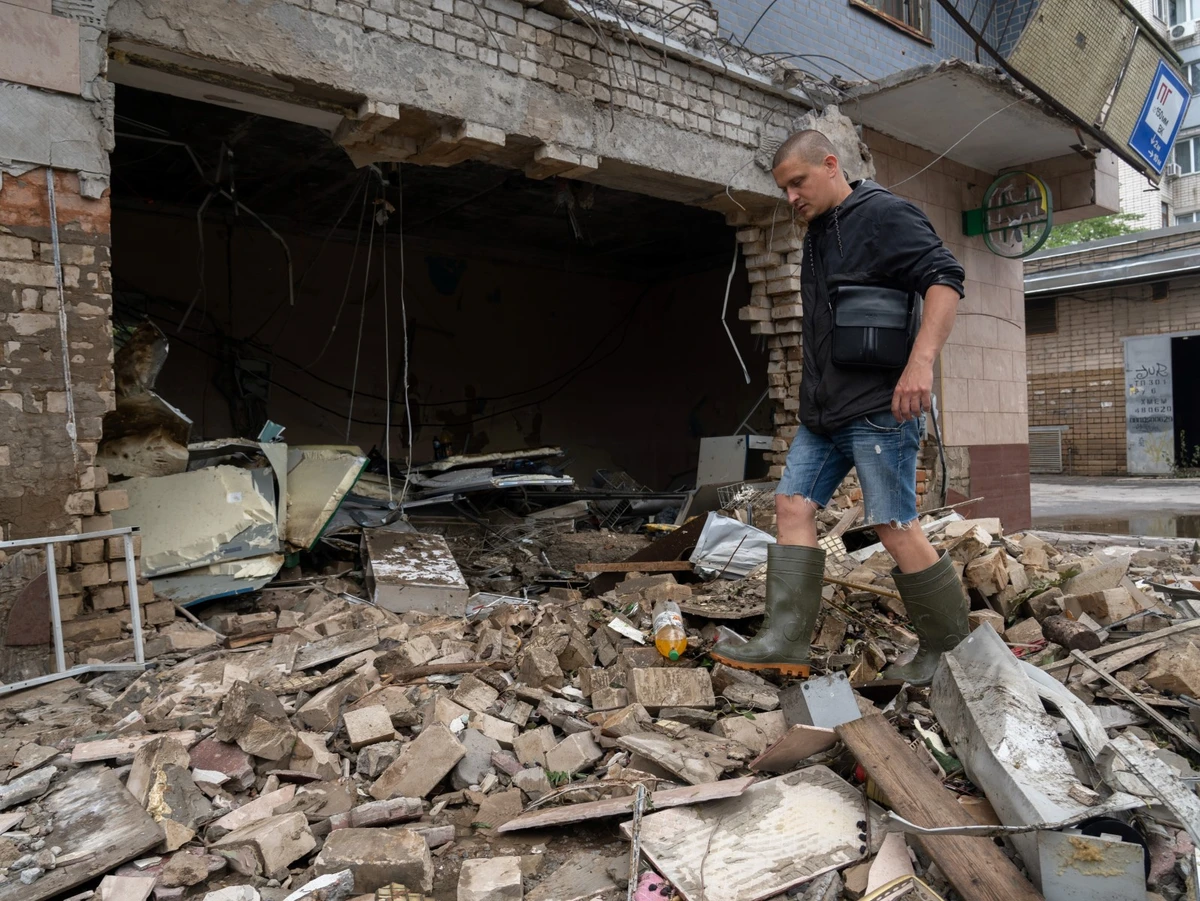 Une médiation de paix africaine démarre en Ukraine au son de sirènes et d'explosions