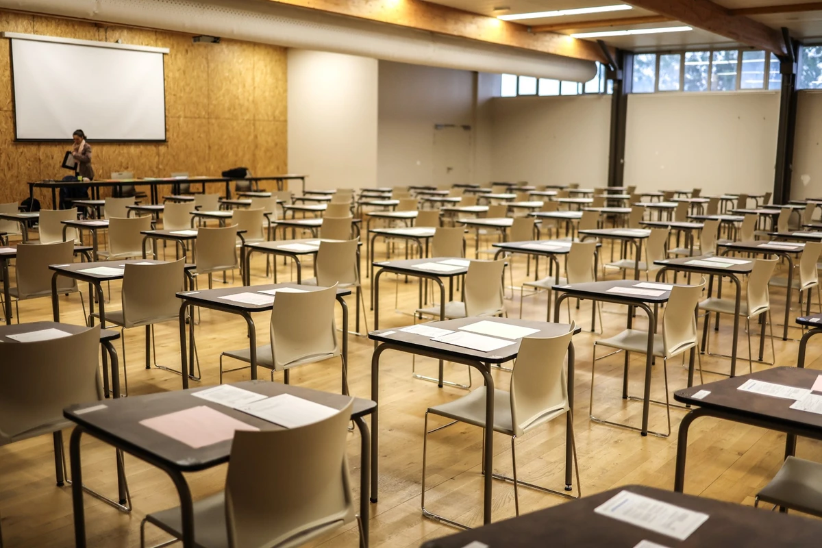 Salle vide avant les épreuves officielles au lycée Marie Louise Dissard Françoise, à Tournefeuille, dans le sud-ouest de la France. (Photo Charly TRIBALLEAU / AFP)