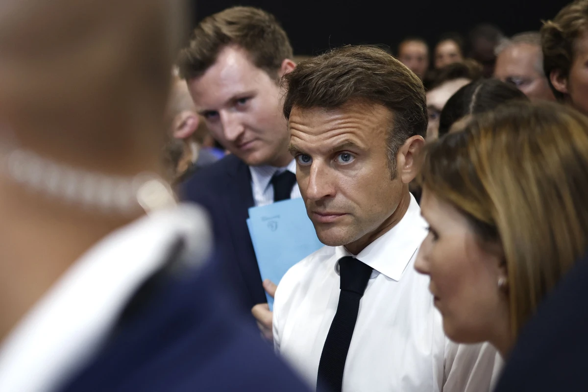 Soupçonné d'avoir tiré un fumigène sur l'hélicoptère de Macron, un homme écroué